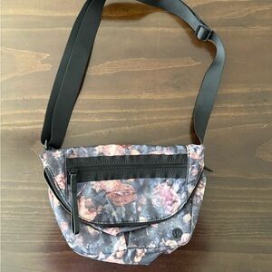 Lululemon Athletica Festival 5L frosted rose/Black Floral Crossbody Bag